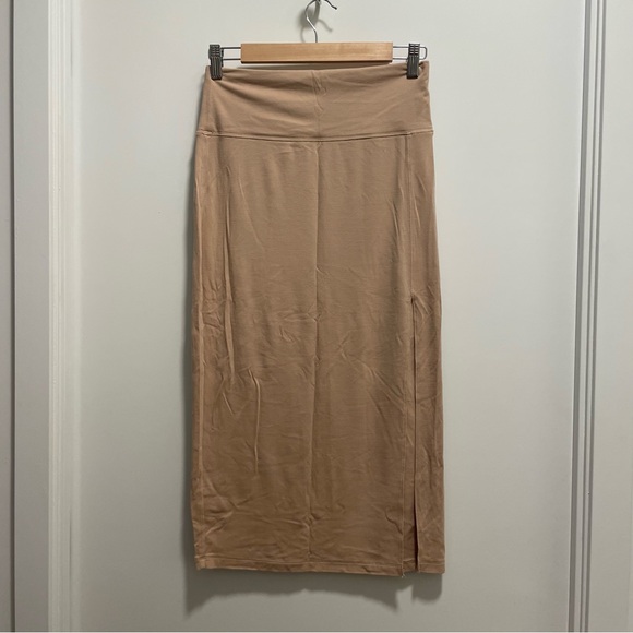 Jersey stretch pencil skirt from Babaton - Picture 1 of 4